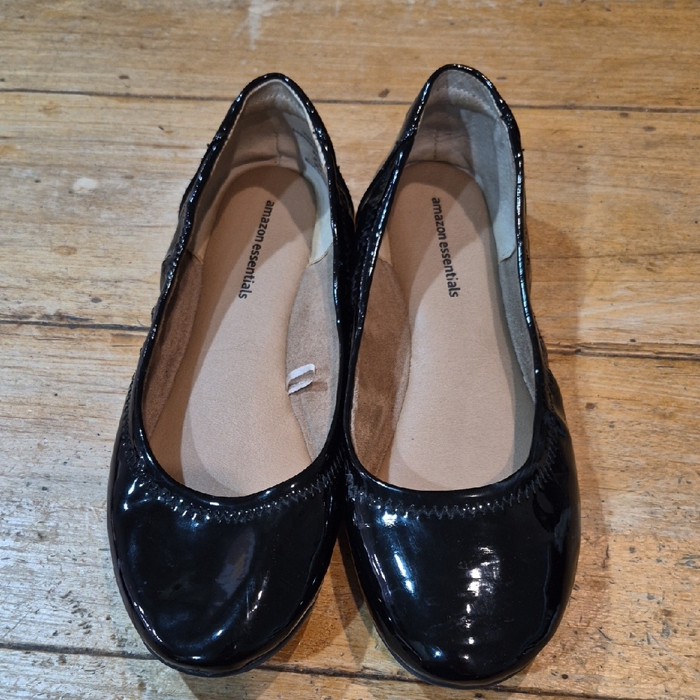 Amazon Essentials Women's Glossy Black Flats